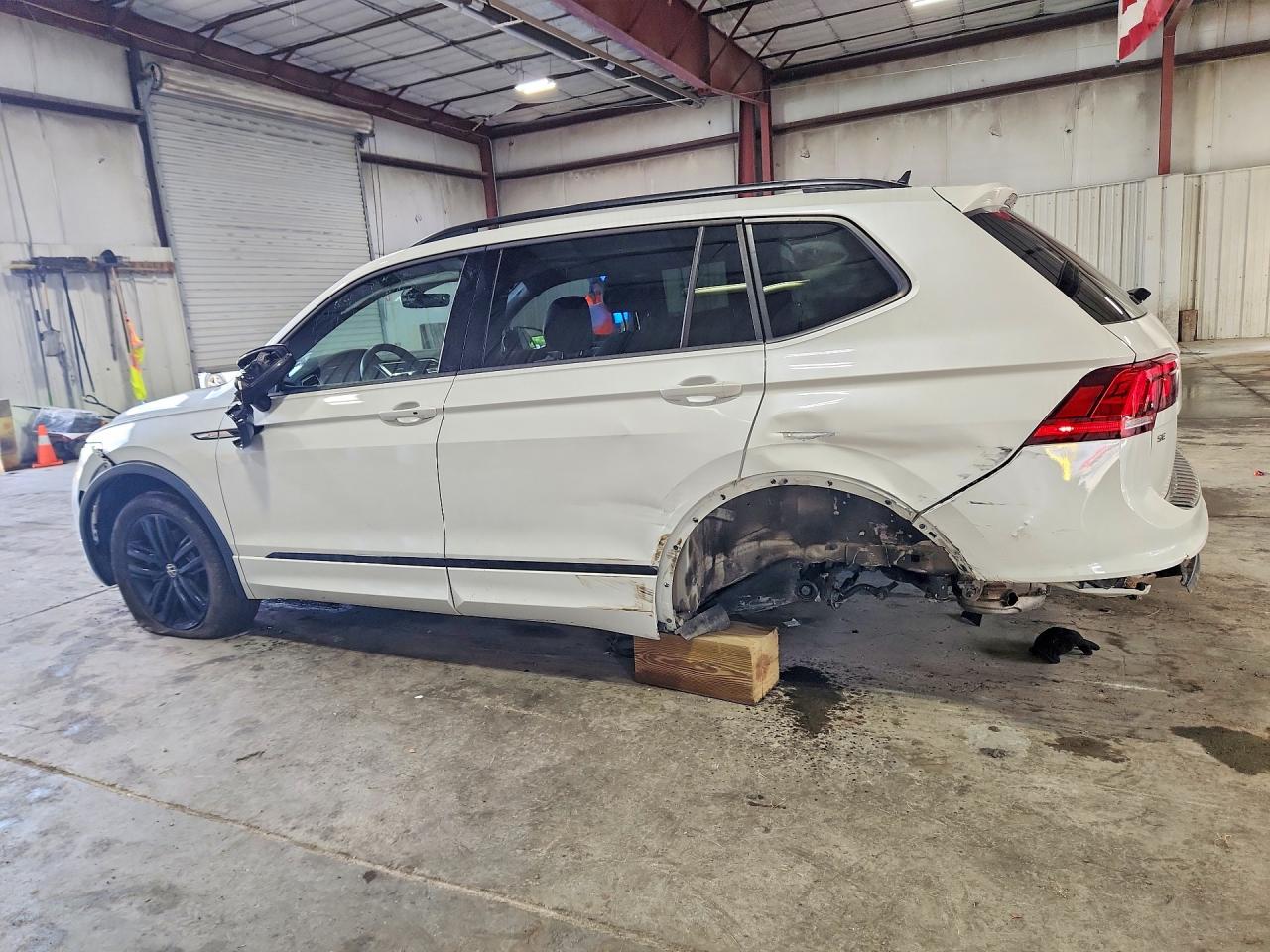2022 VOLKSWAGEN TIGUAN SE R-LINE BLACK — снимка 2