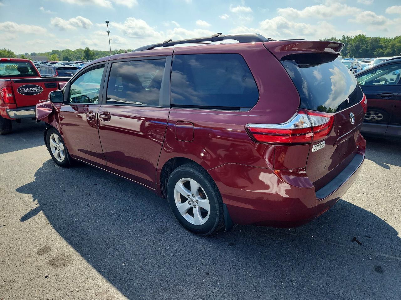 2017 TOYOTA SIENNA LE — снимка 2