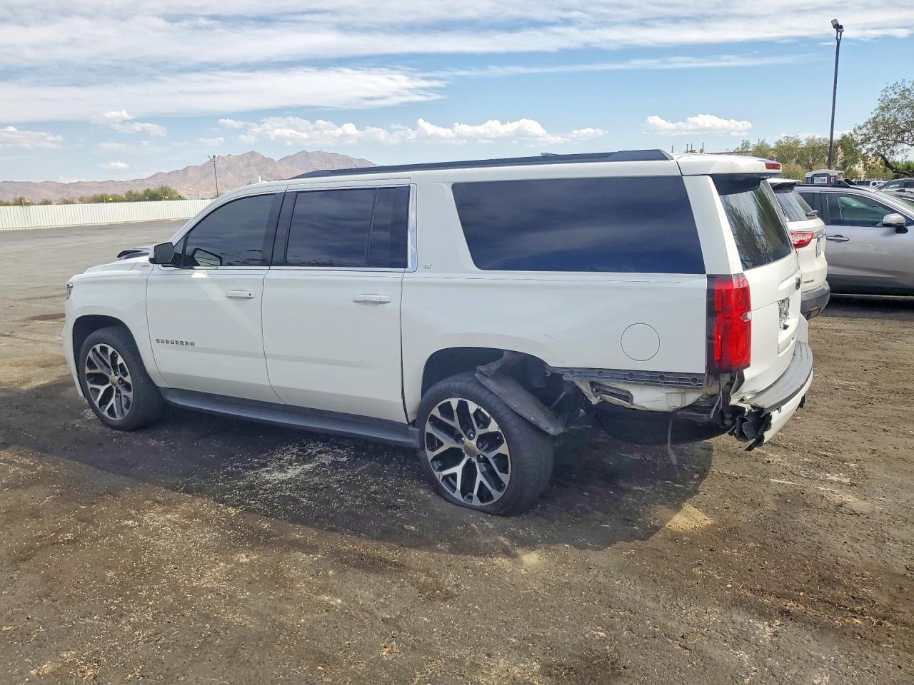 2019 CHEVROLET SUBURBAN C1500 LT — снимка 2