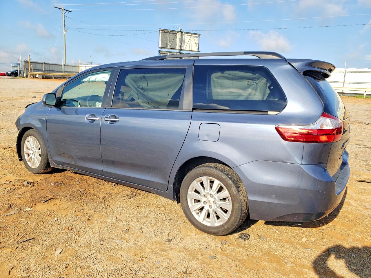 2017 TOYOTA SIENNA XLE 7-PASSENGER — снимка 2