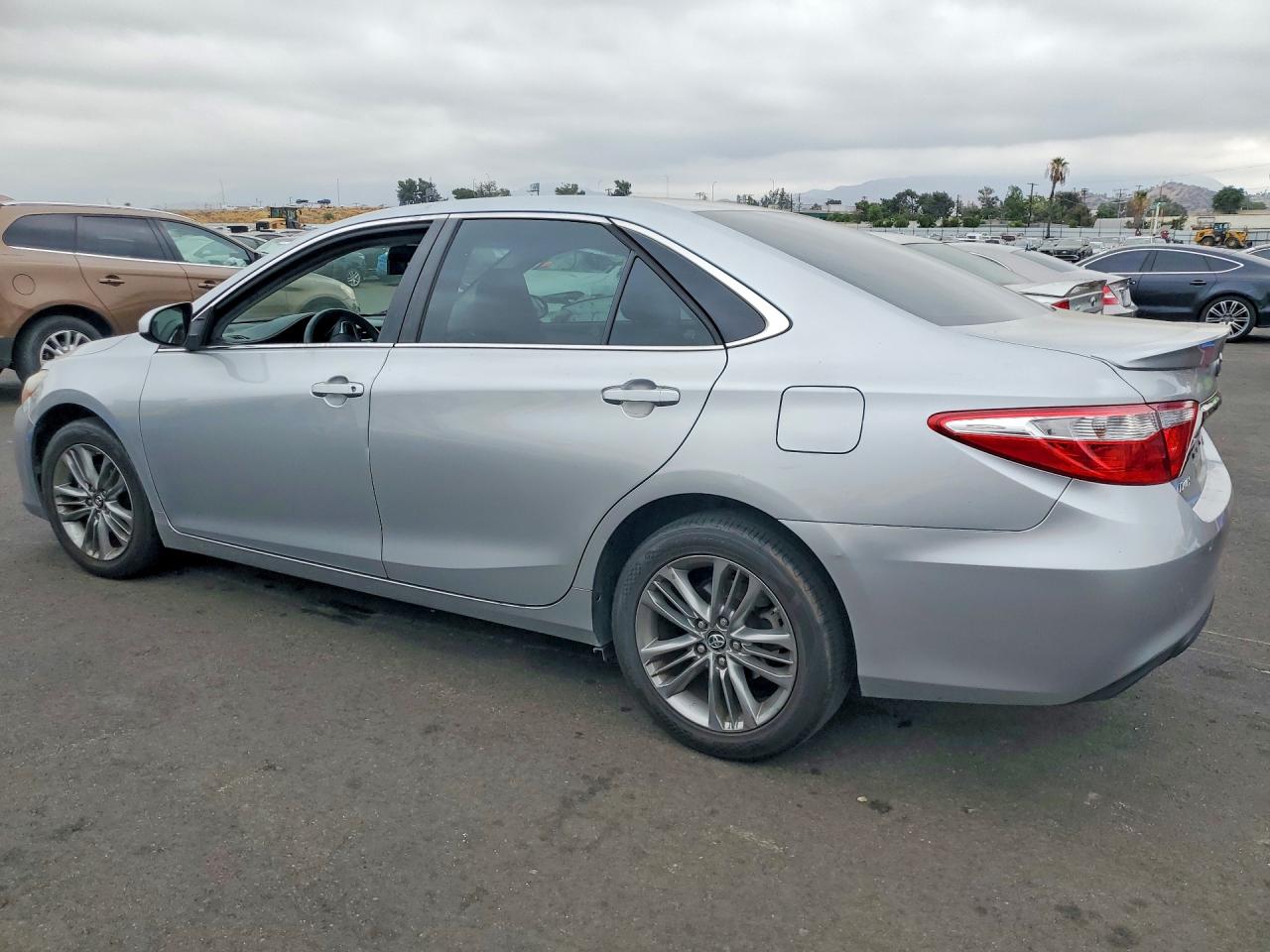 2017 TOYOTA CAMRY SE — снимка 2