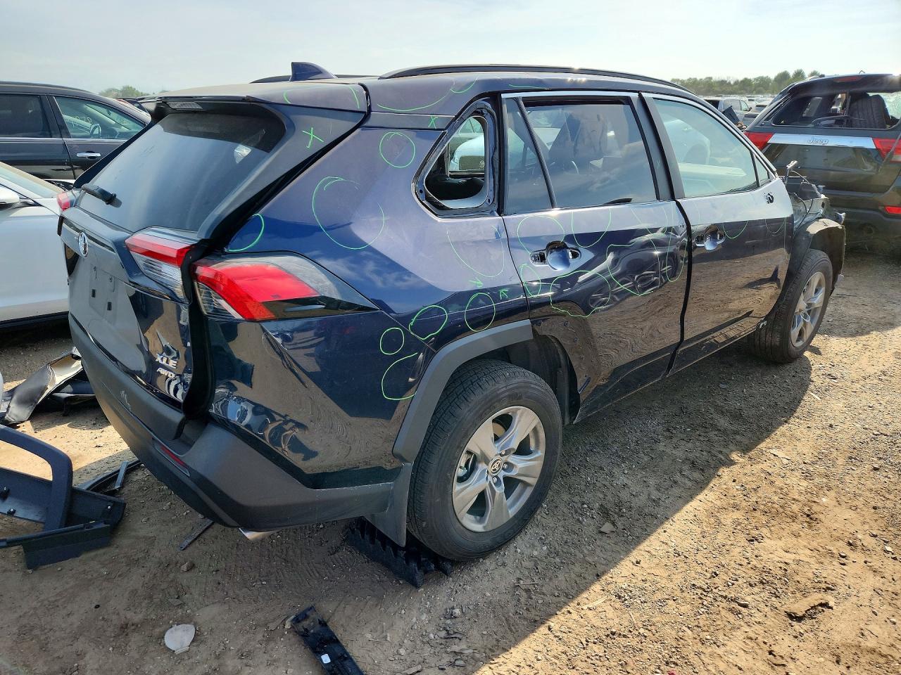2025 TOYOTA RAV4 XLE — снимка 3