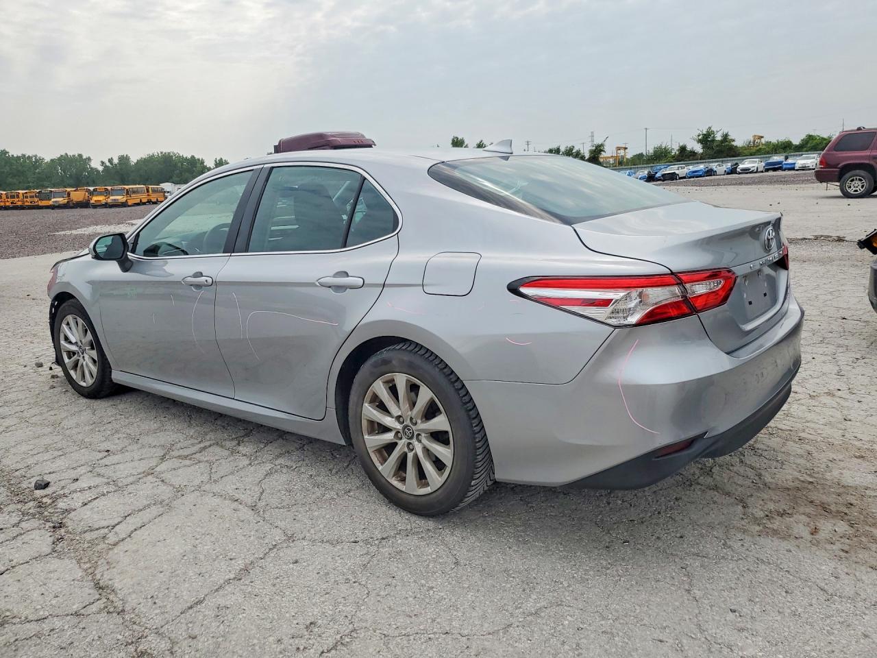 2019 TOYOTA CAMRY LE — снимка 2