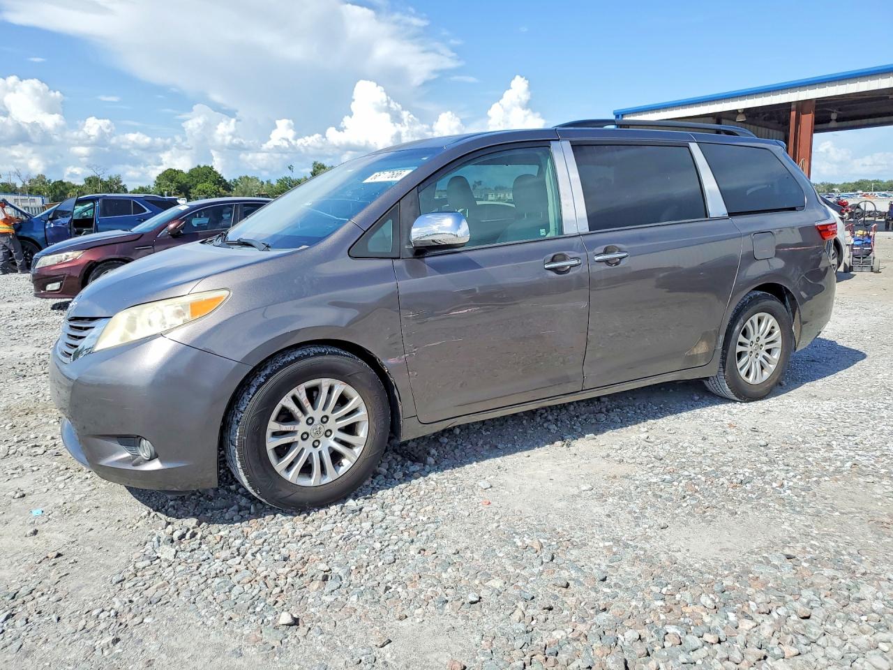 2015 TOYOTA SIENNA XLE 8-PASSENGER