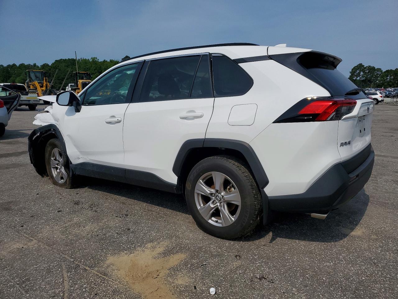 2025 TOYOTA RAV4 XLE — снимка 2