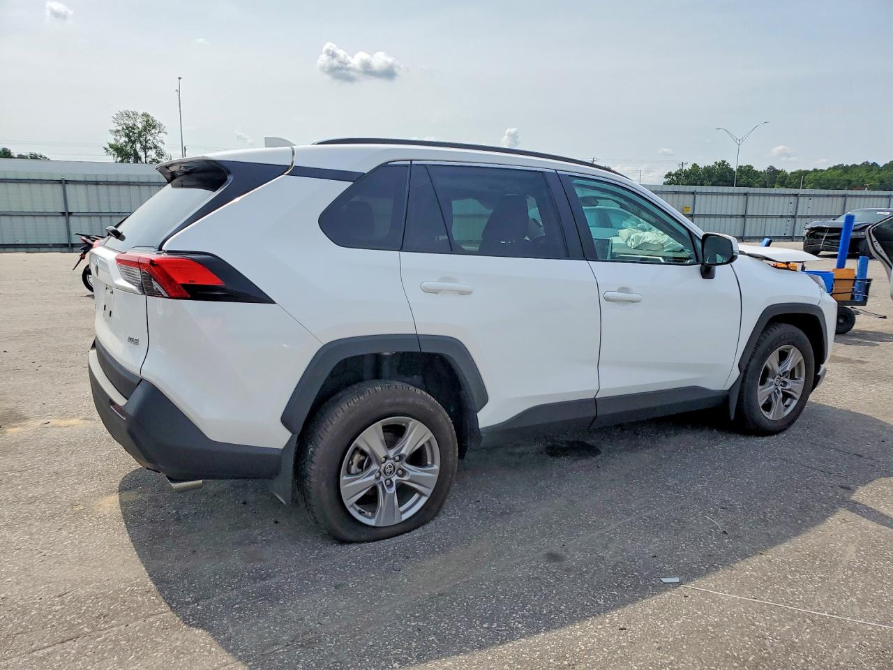 2025 TOYOTA RAV4 XLE — снимка 3