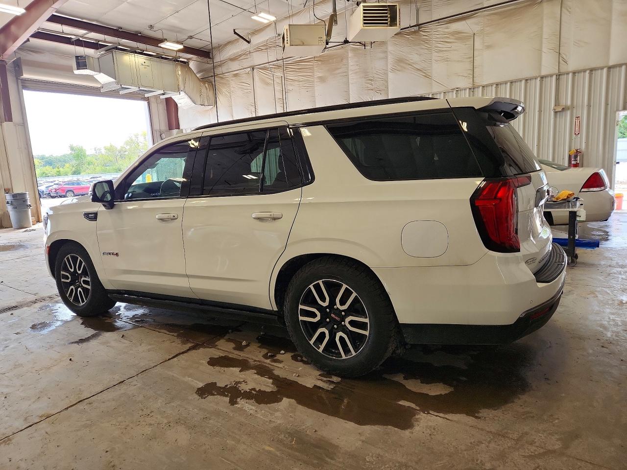 2021 GMC YUKON AT4 — снимка 2