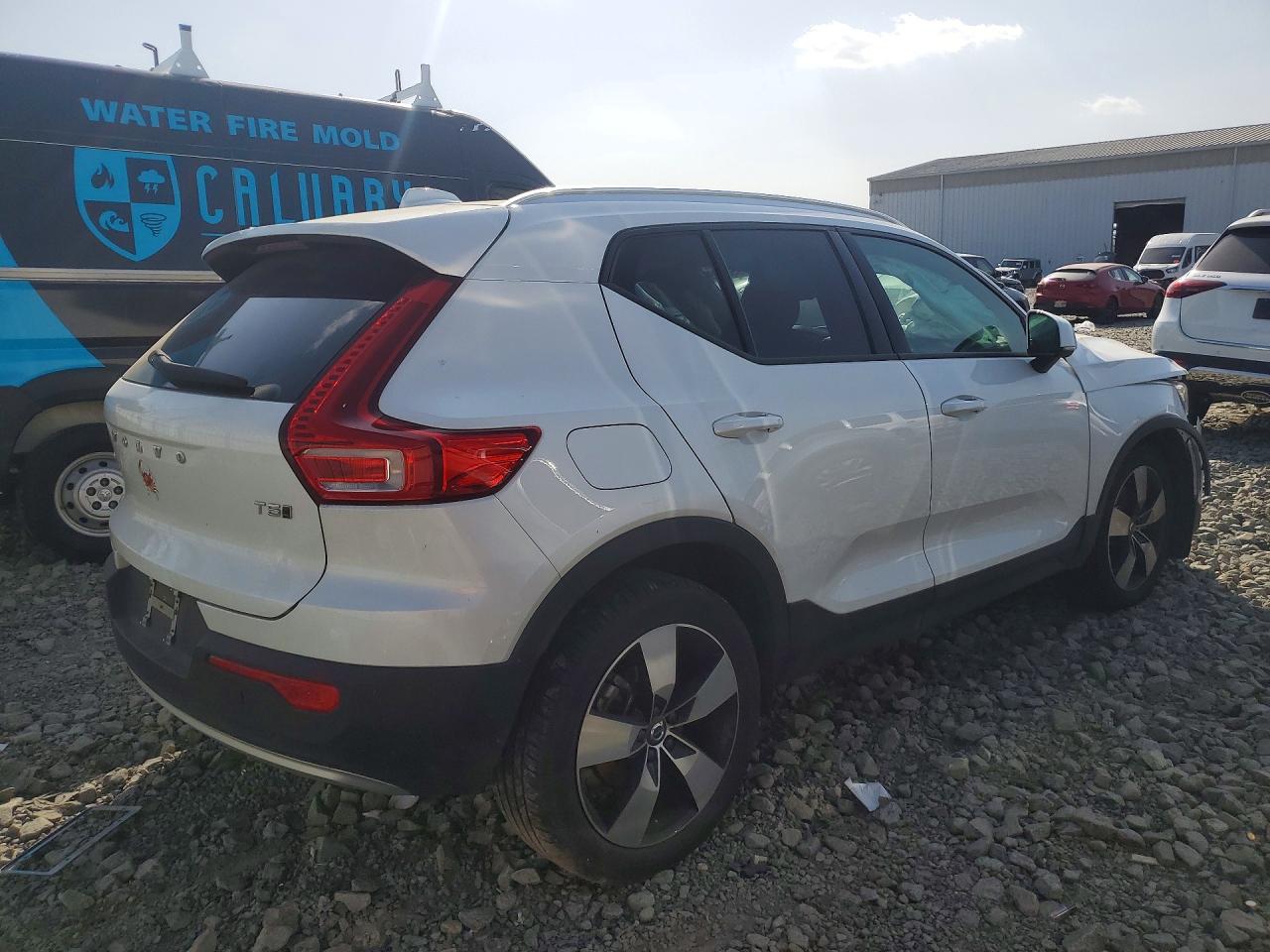 2021 VOLVO XC40 T5 MOMENTUM — снимка 3