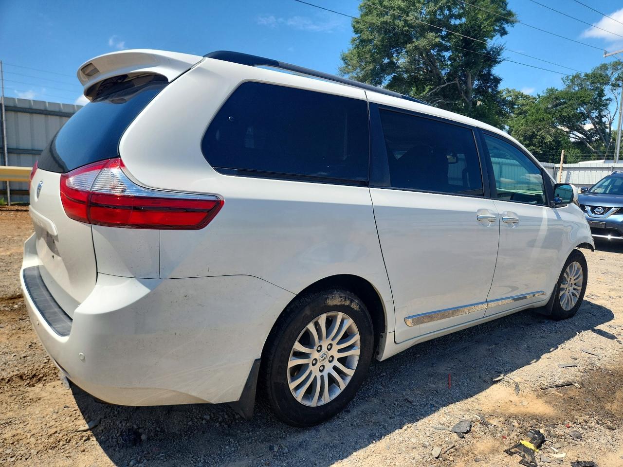 2017 TOYOTA SIENNA XLE PREMIUM 8-PASSENGER — снимка 3