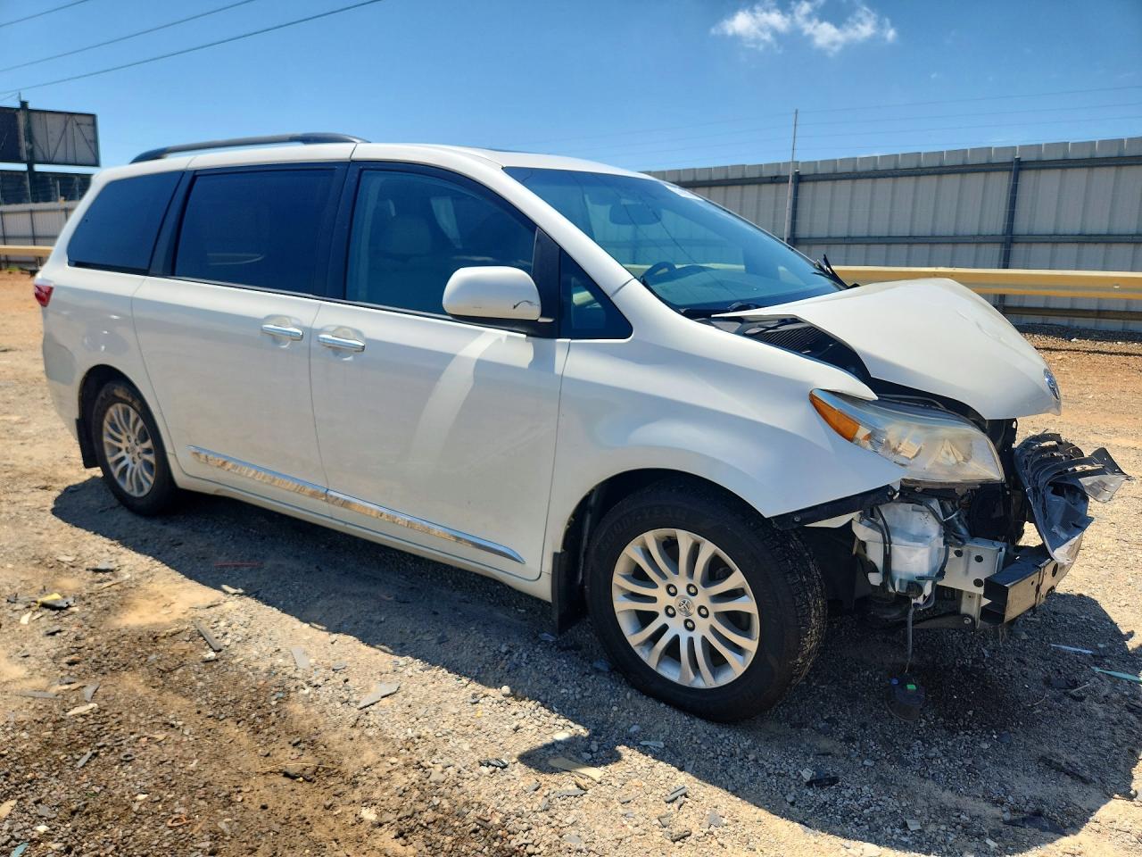 2017 TOYOTA SIENNA XLE PREMIUM 8-PASSENGER — снимка 4