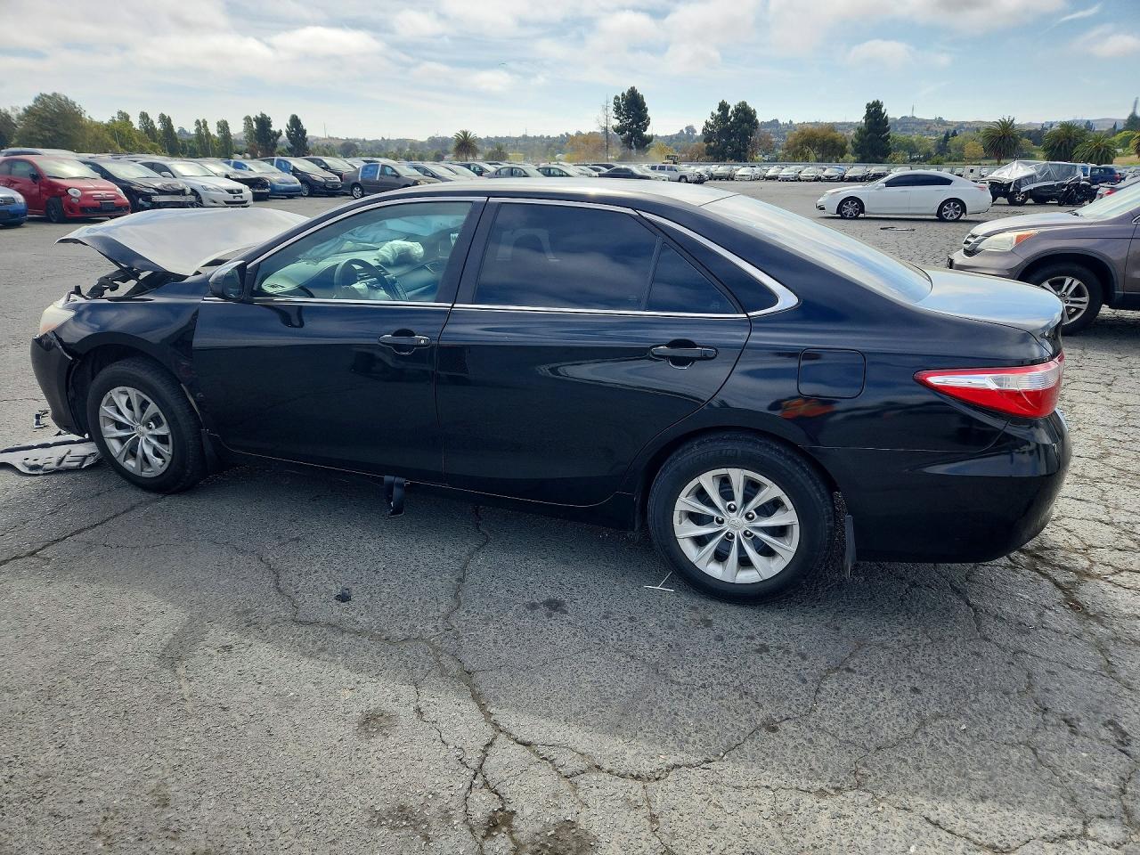 2017 TOYOTA CAMRY LE — снимка 2