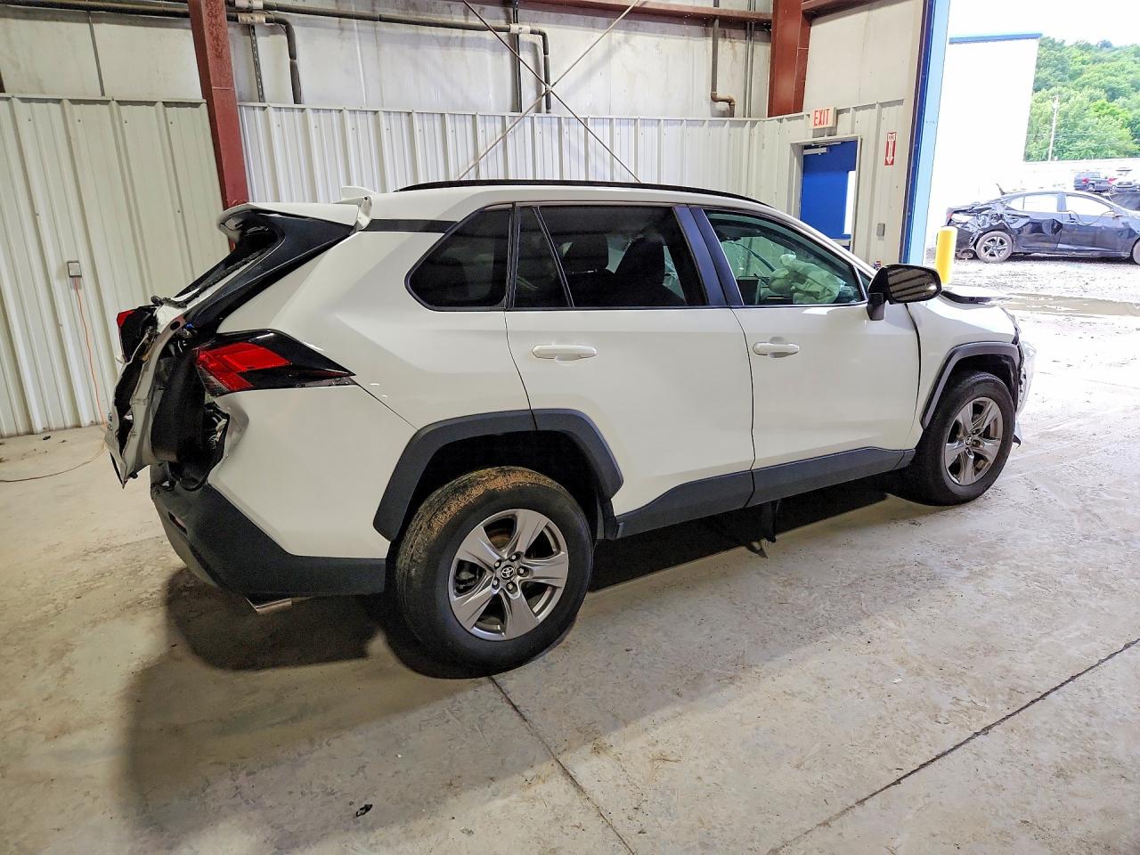 2025 TOYOTA RAV4 XLE — снимка 3