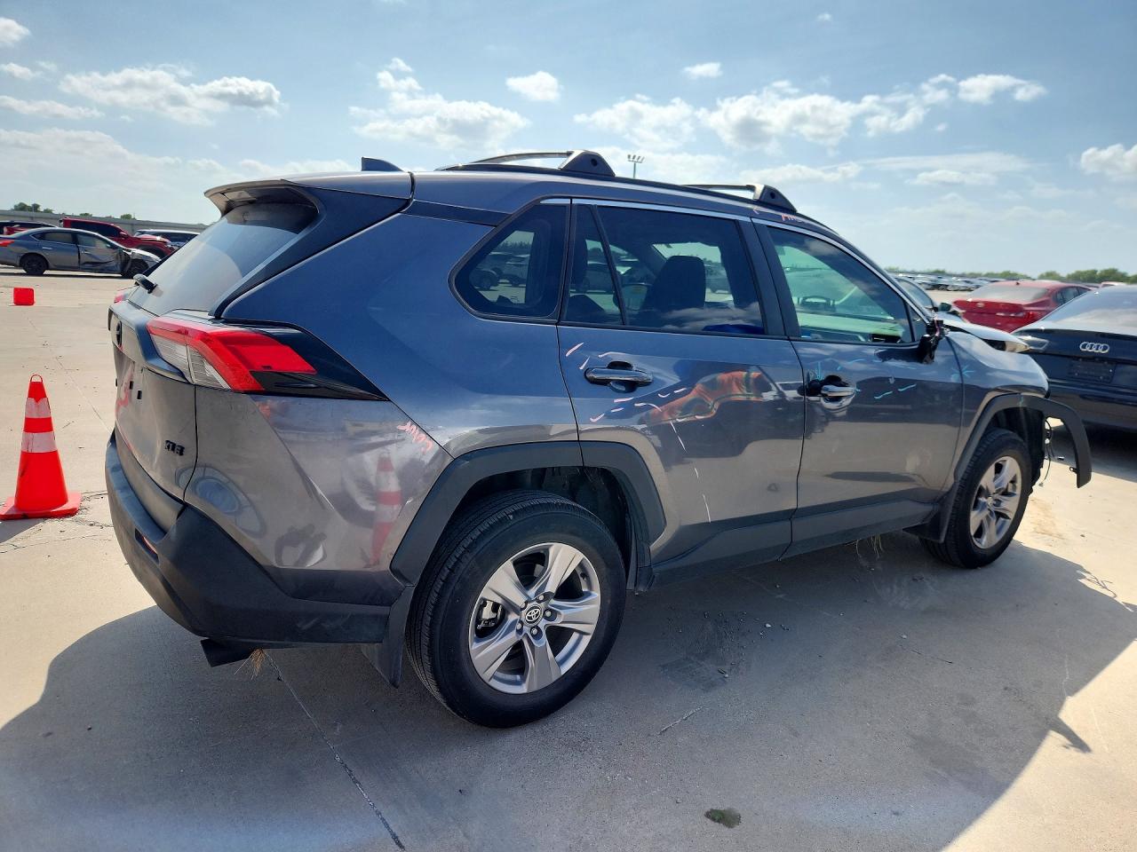 2025 TOYOTA RAV4 XLE — снимка 3