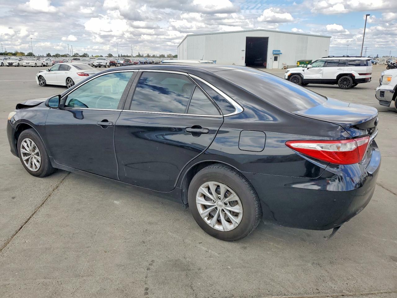 2017 TOYOTA CAMRY LE — снимка 2