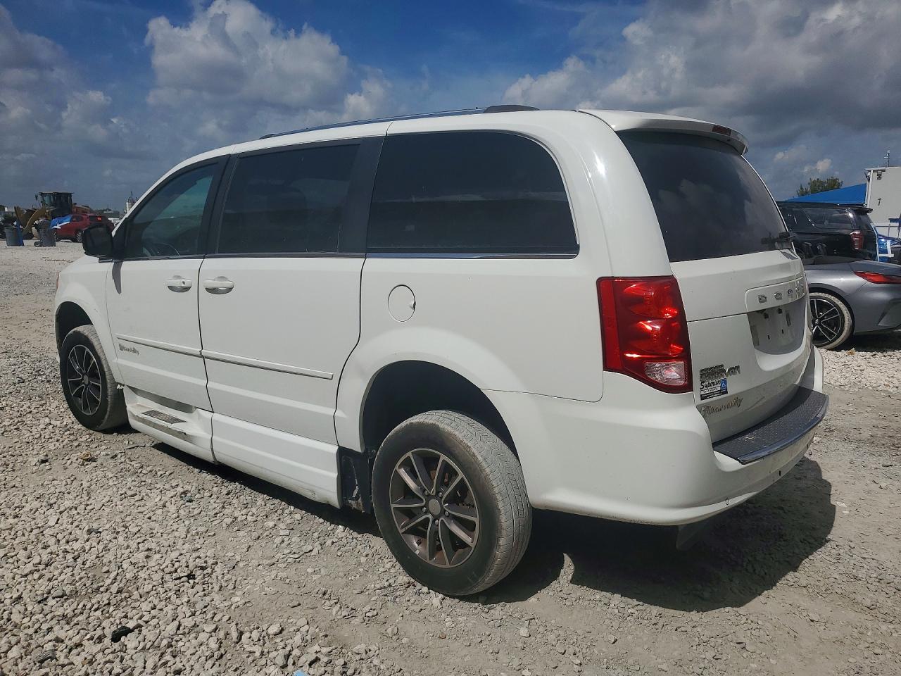 2017 DODGE GRAND CARAVAN SXT — снимка 2
