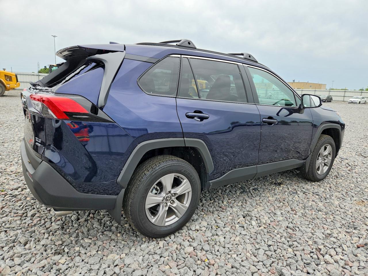 2025 TOYOTA RAV4 XLE — снимка 3