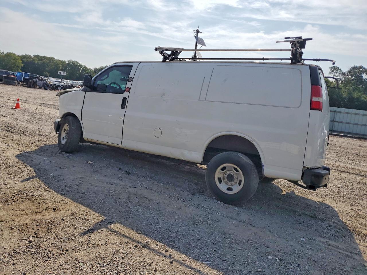2016 CHEVROLET EXPRESS G2500 — снимка 2