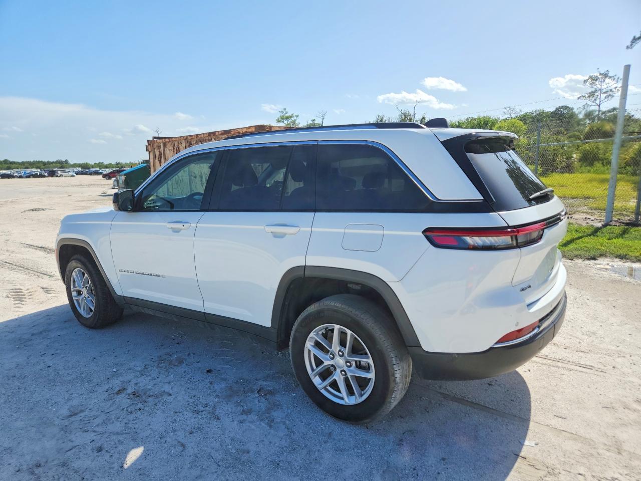 2023 JEEP GRAND CHEROKEE LAREDO — снимка 2