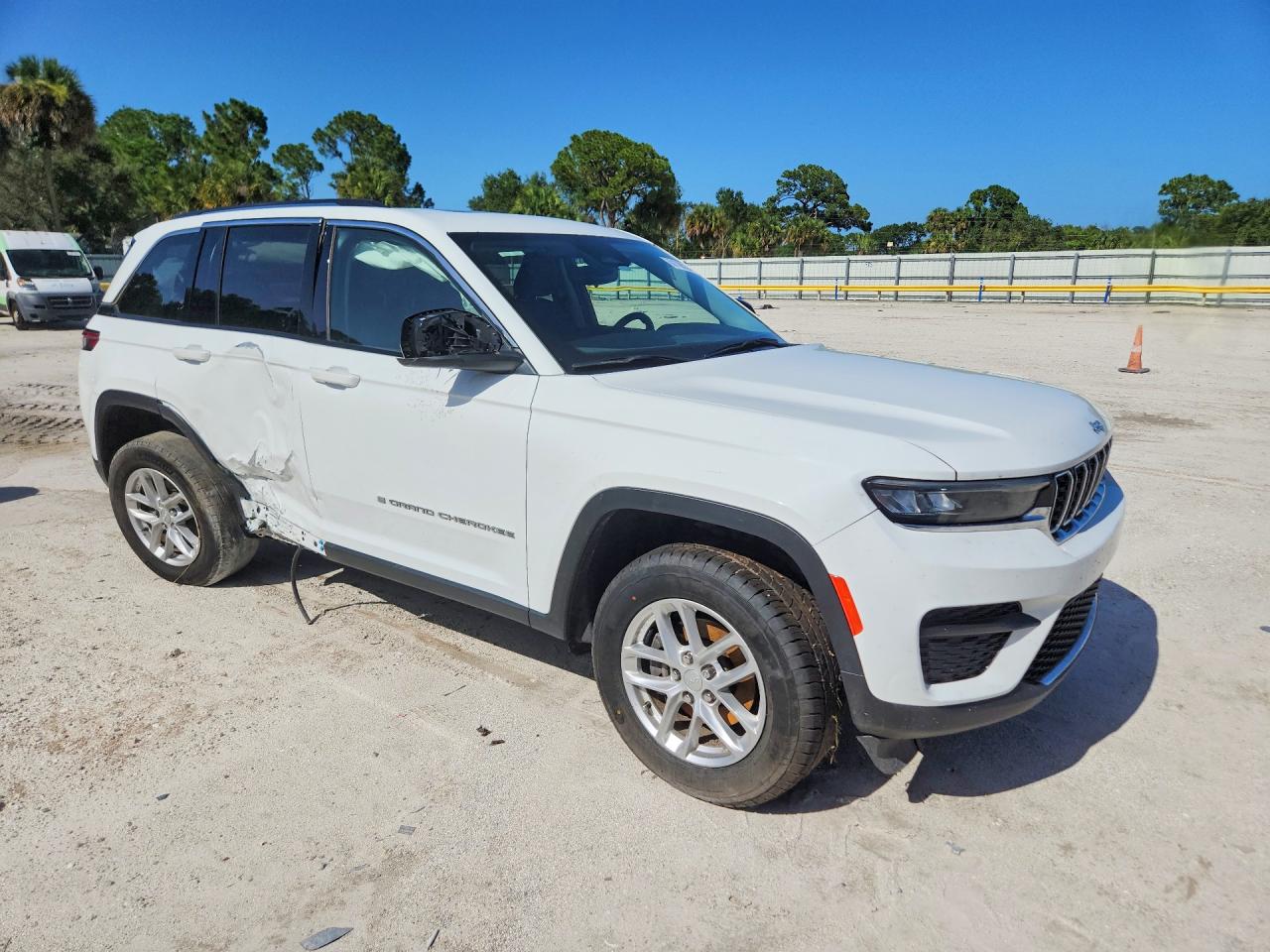 2023 JEEP GRAND CHEROKEE LAREDO — снимка 4