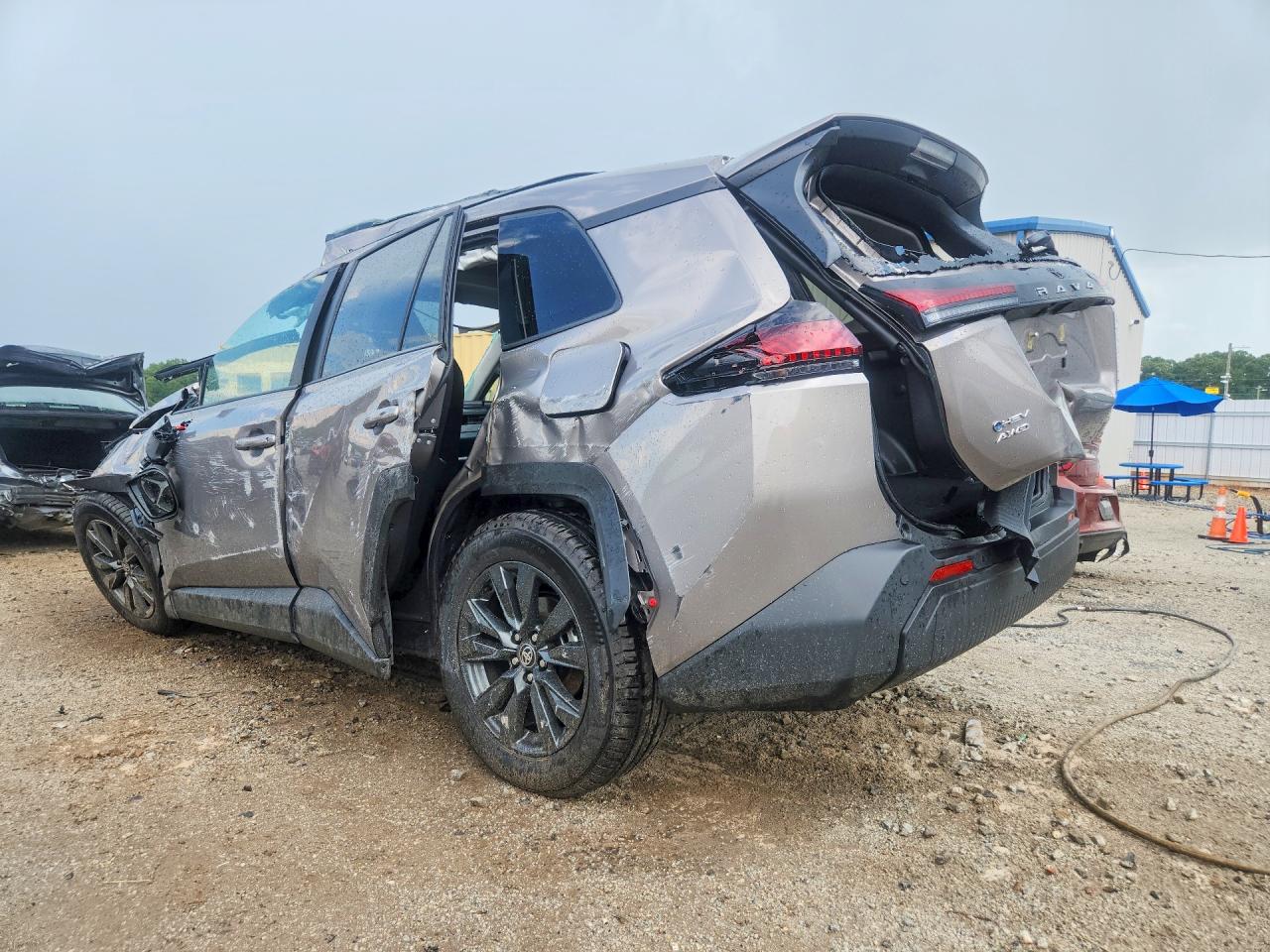 2026 TOYOTA RAV4 XLE PREMIUM — снимка 2