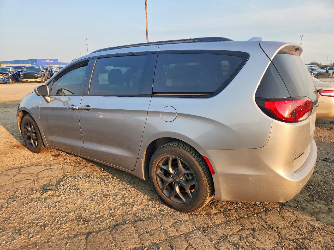 2019 CHRYSLER PACIFICA TOURING L PLUS — снимка 2