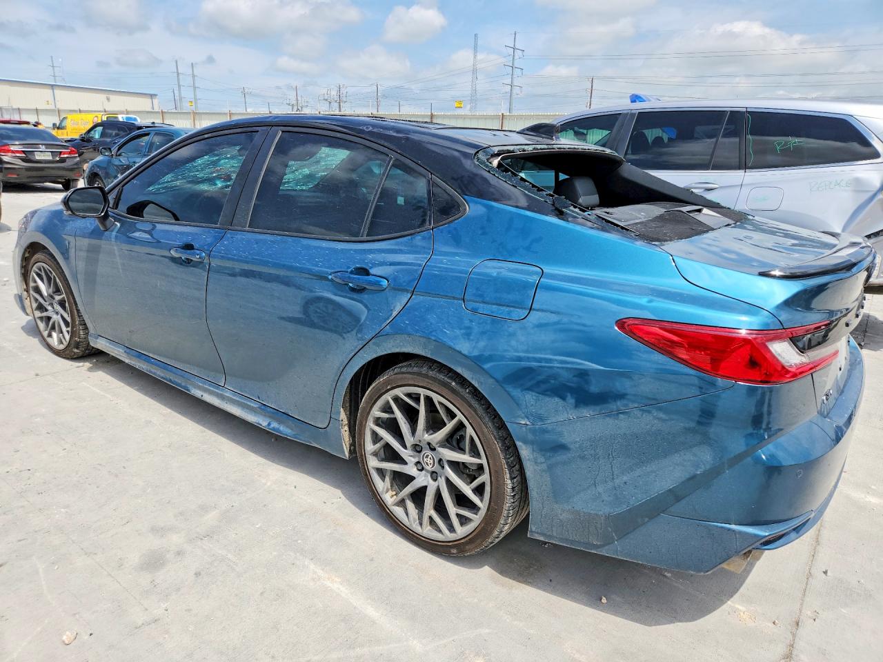 2025 TOYOTA CAMRY XSE — снимка 2