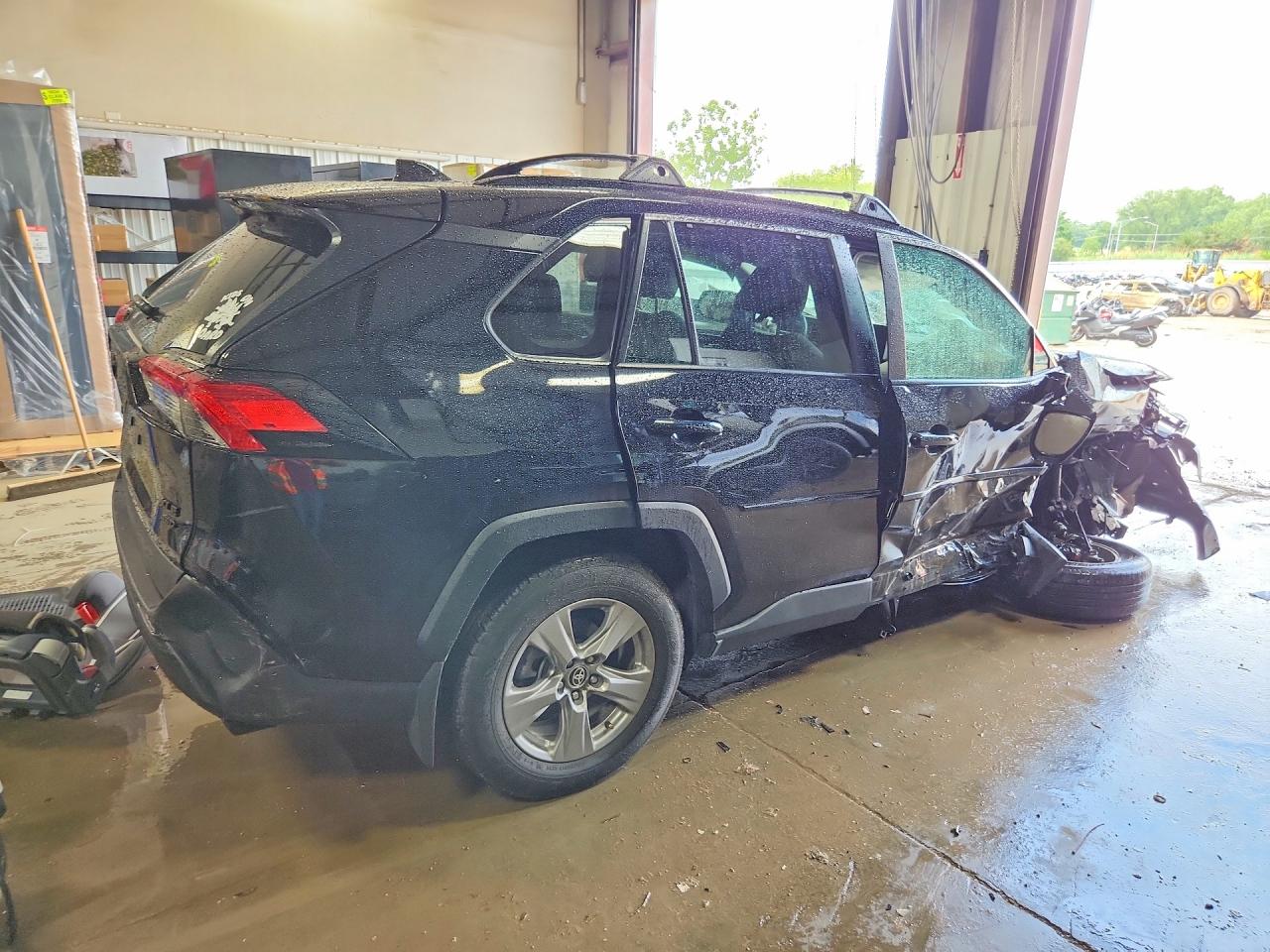 2025 TOYOTA RAV4 XLE — снимка 3