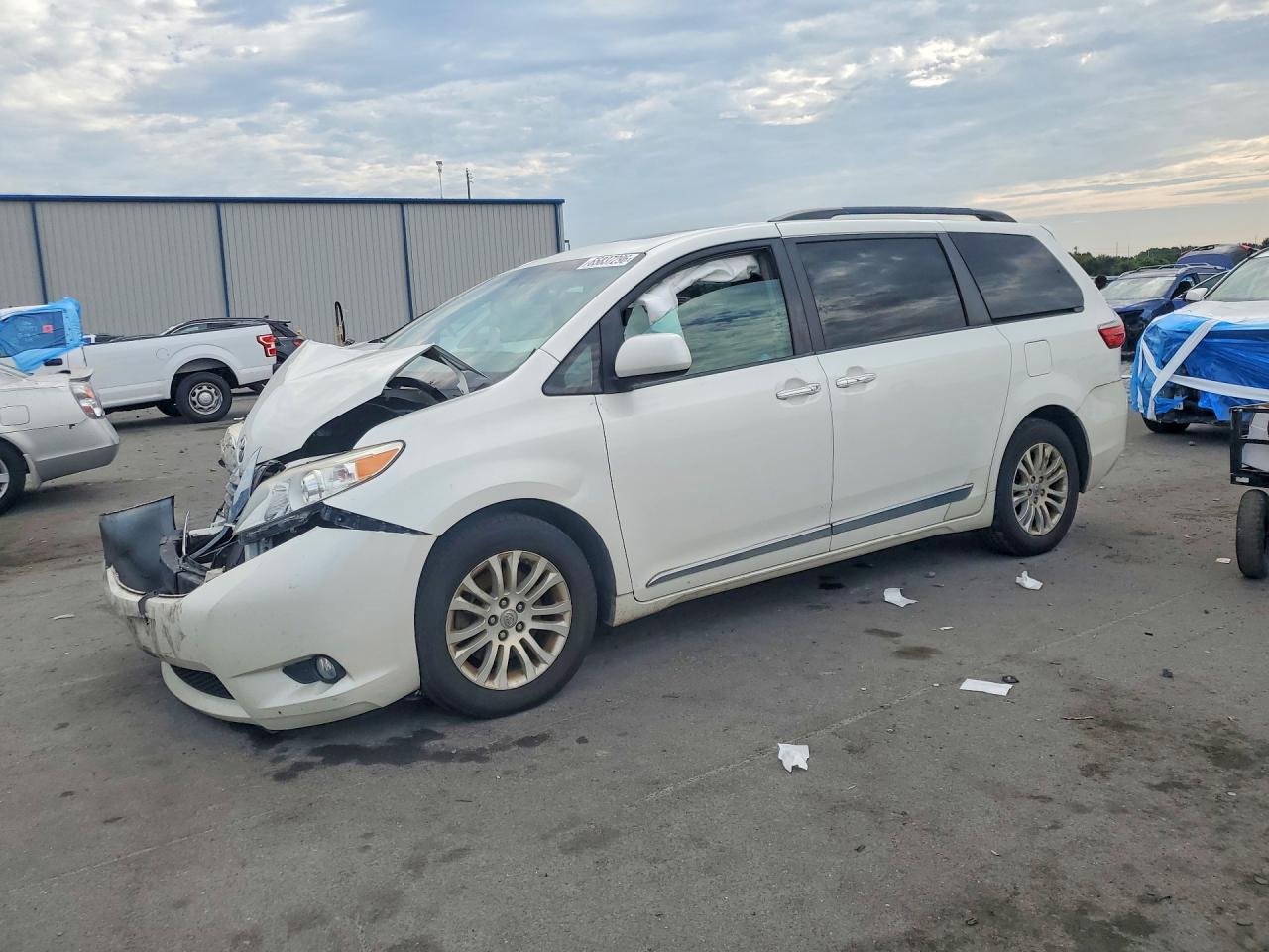 2017 TOYOTA SIENNA XLE PREMIUM 8-PASSENGER