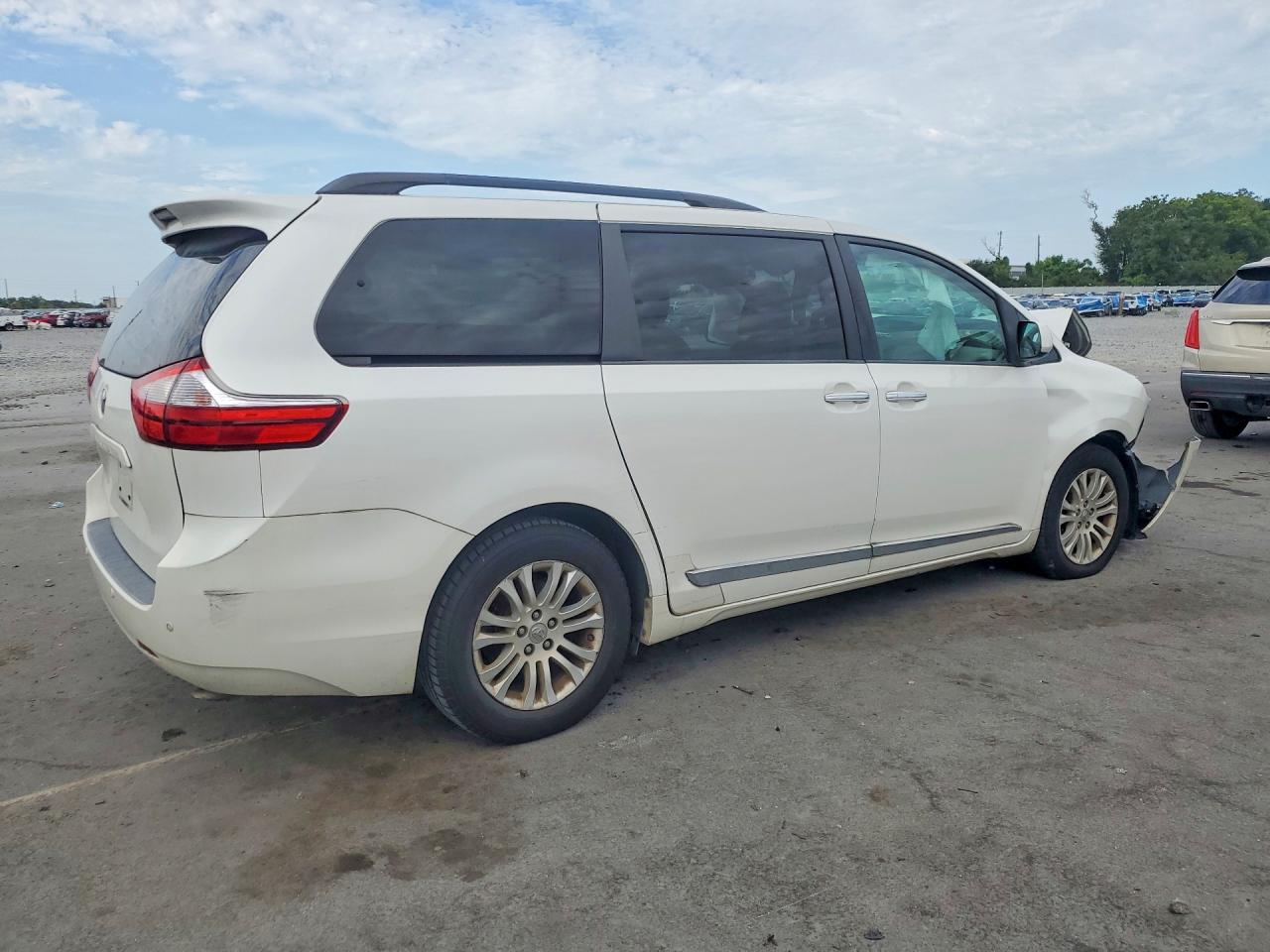 2017 TOYOTA SIENNA XLE PREMIUM 8-PASSENGER — снимка 3
