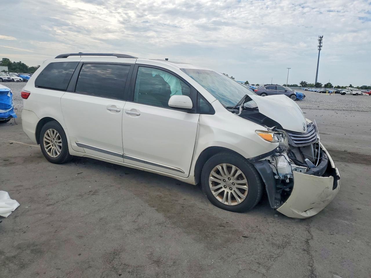 2017 TOYOTA SIENNA XLE PREMIUM 8-PASSENGER — снимка 4