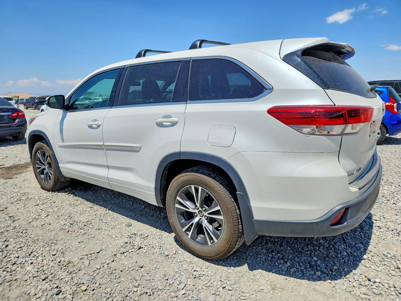 2017 TOYOTA HIGHLANDER LE — снимка 2