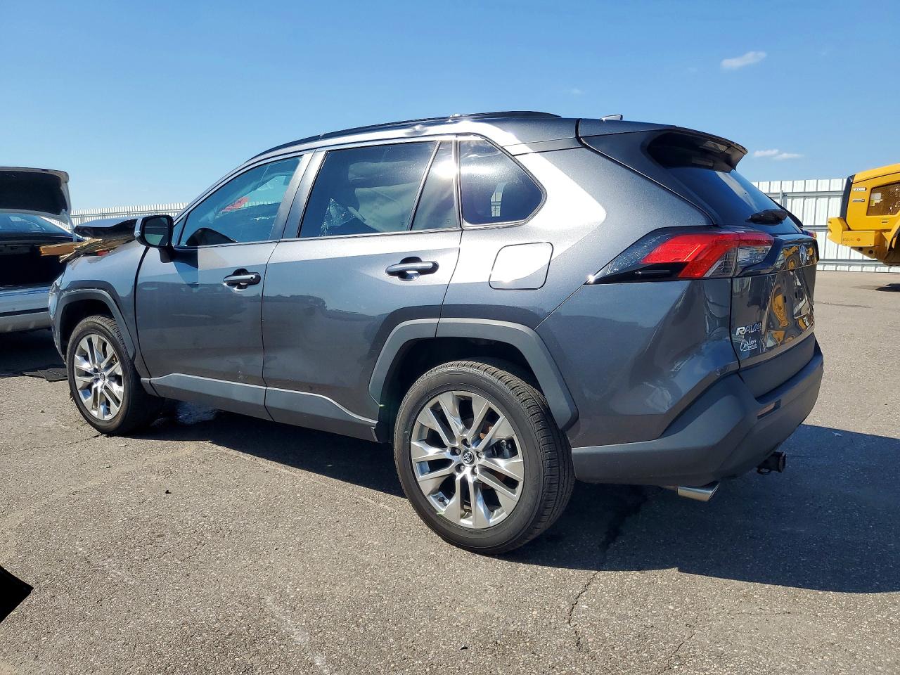 2021 TOYOTA RAV4 XLE P — снимка 2