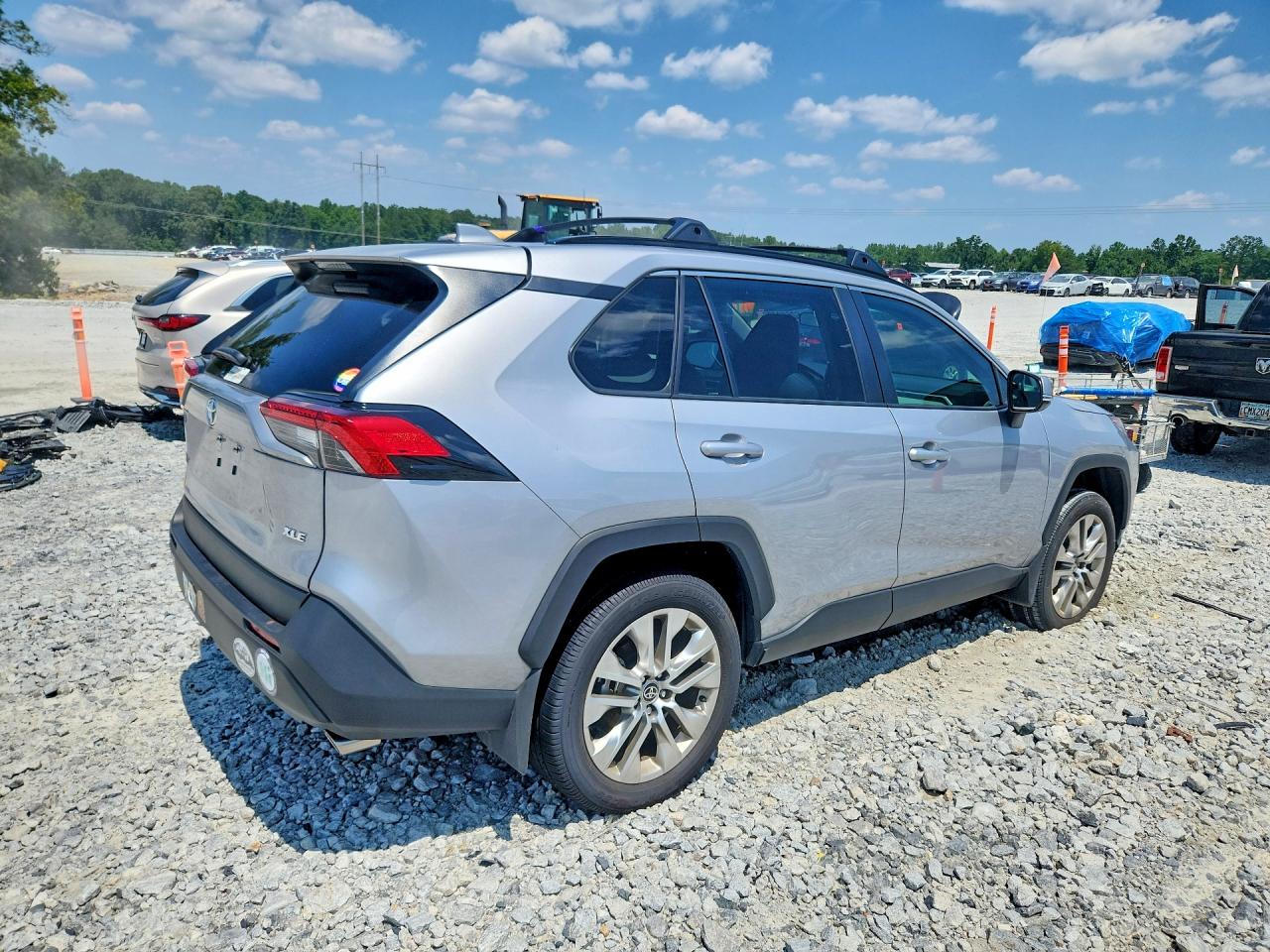 2025 TOYOTA RAV4 XLE PREMIUM — снимка 3