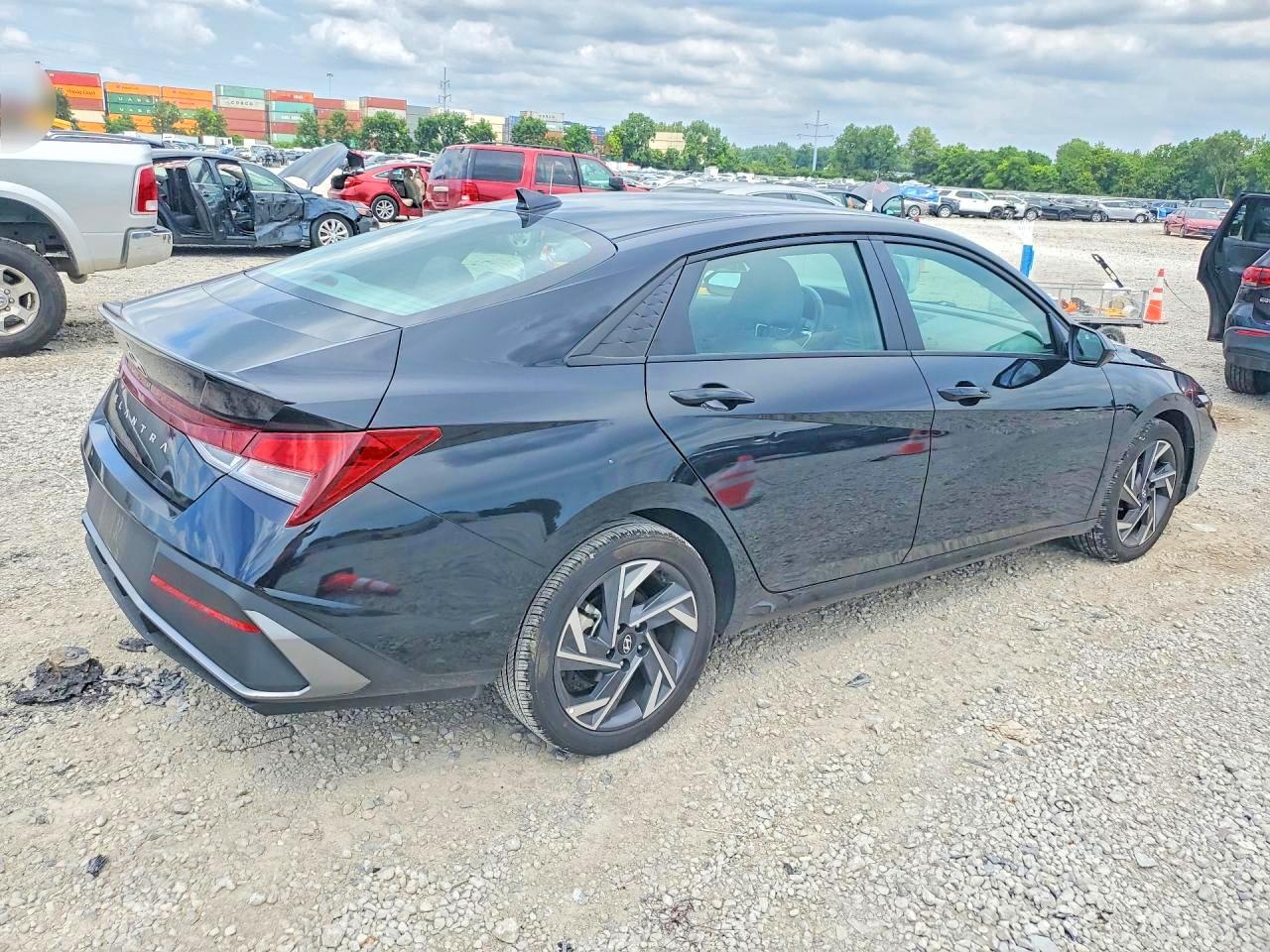2025 HYUNDAI ELANTRA SEL SPORT — снимка 3