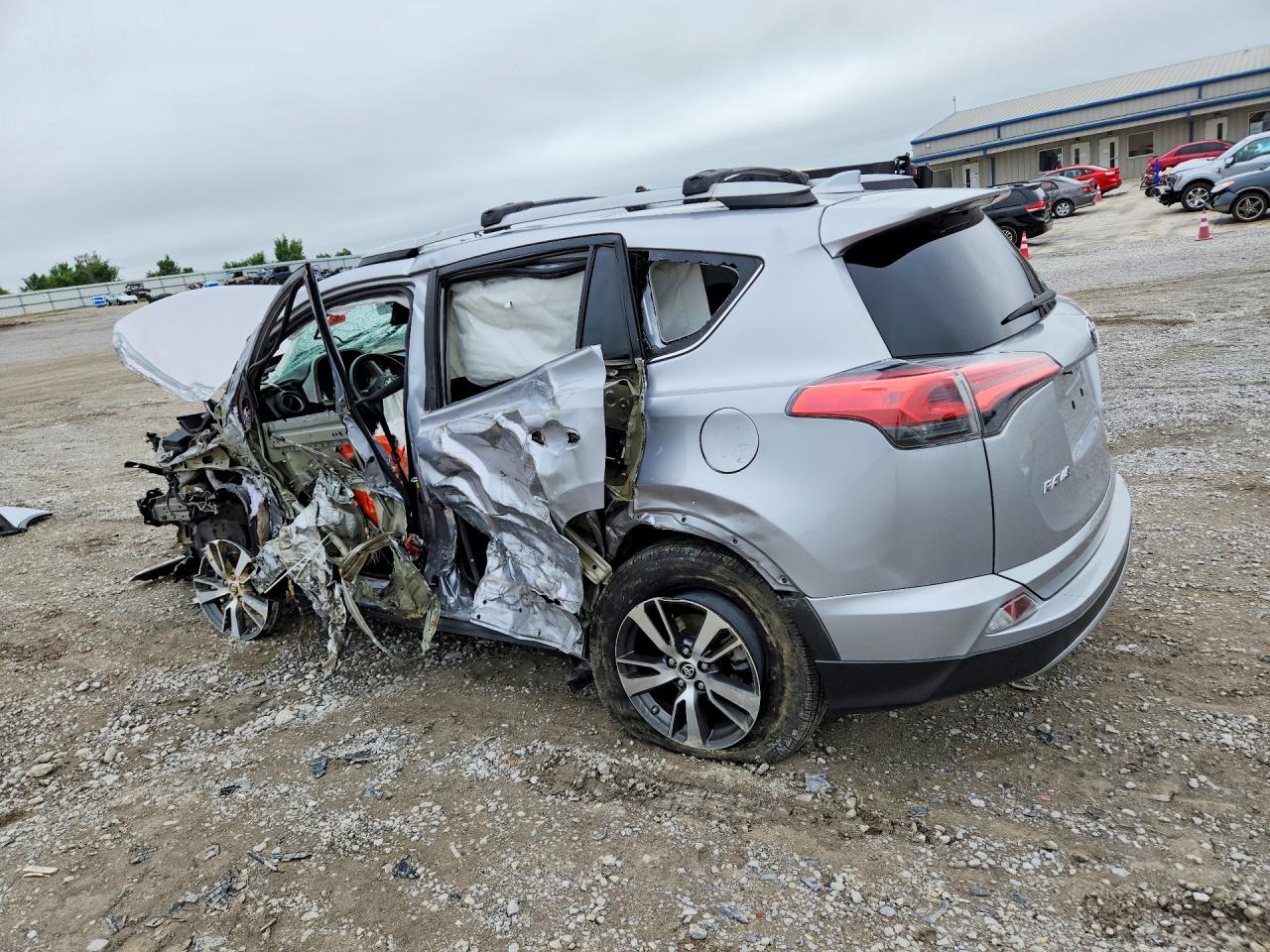 2017 TOYOTA RAV4 XLE — снимка 2