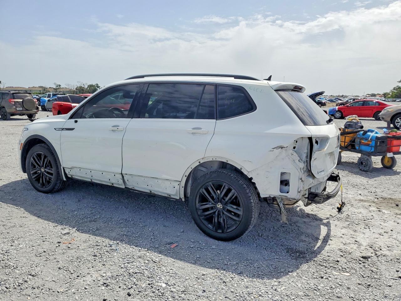 2022 VOLKSWAGEN TIGUAN SE R-LINE BLACK — снимка 2