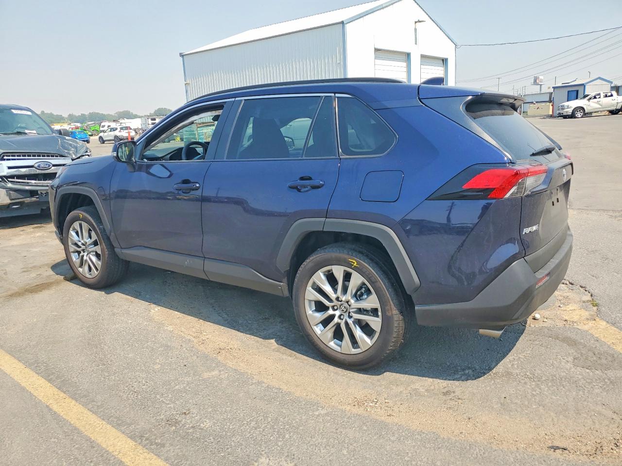 2025 TOYOTA RAV4 XLE PREMIUM — снимка 2