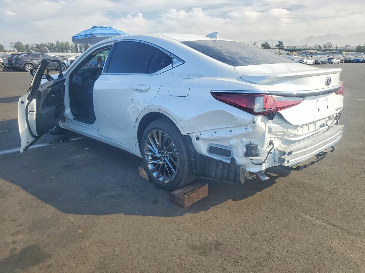 2025 LEXUS ES 300H LUXURY — снимка 2