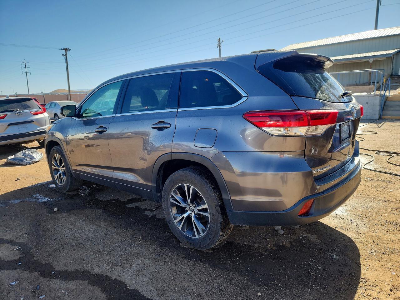 2017 TOYOTA HIGHLANDER LE — снимка 2