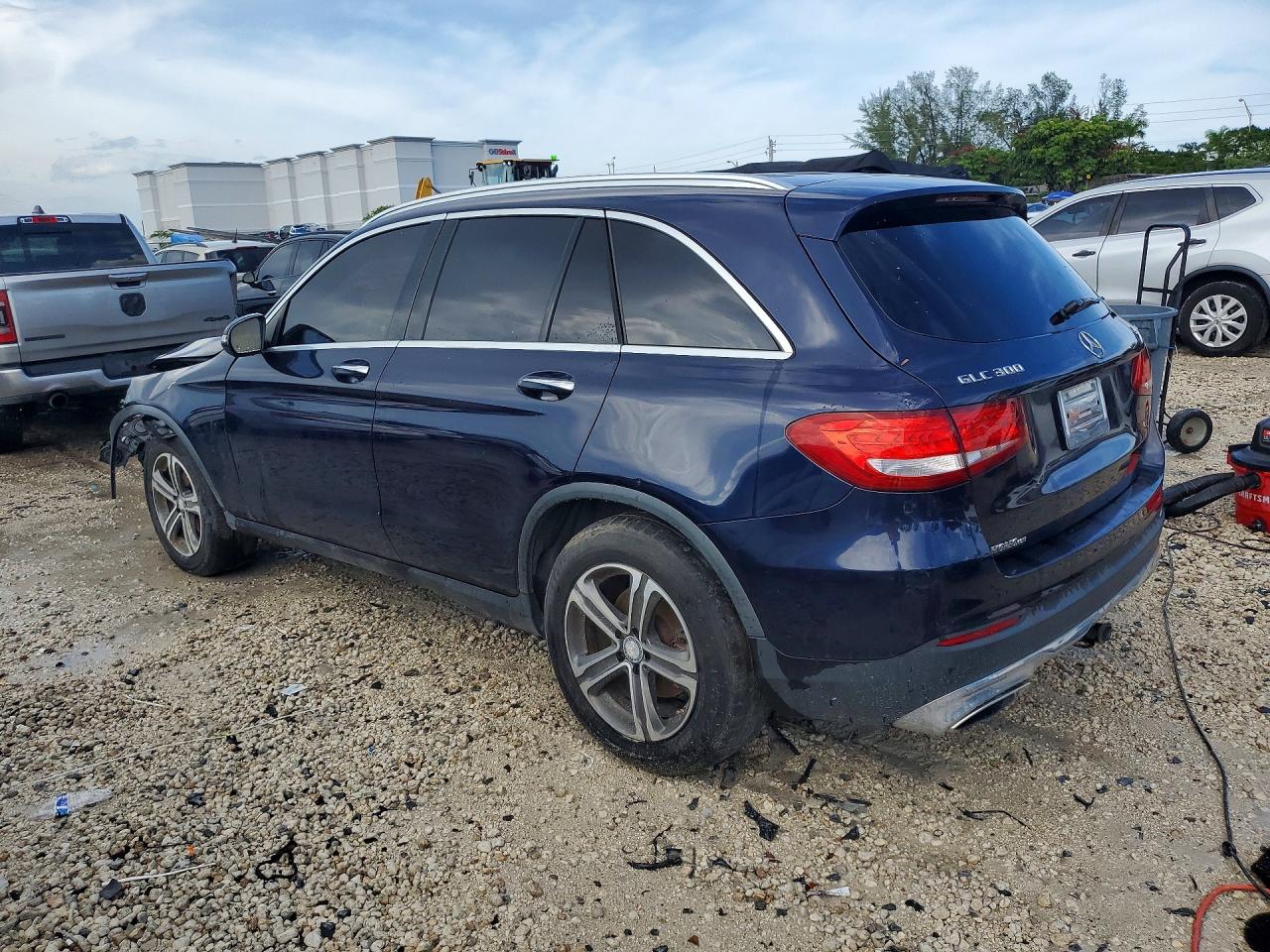 2017 MERCEDES-BENZ GLC 300 4MATIC — снимка 2
