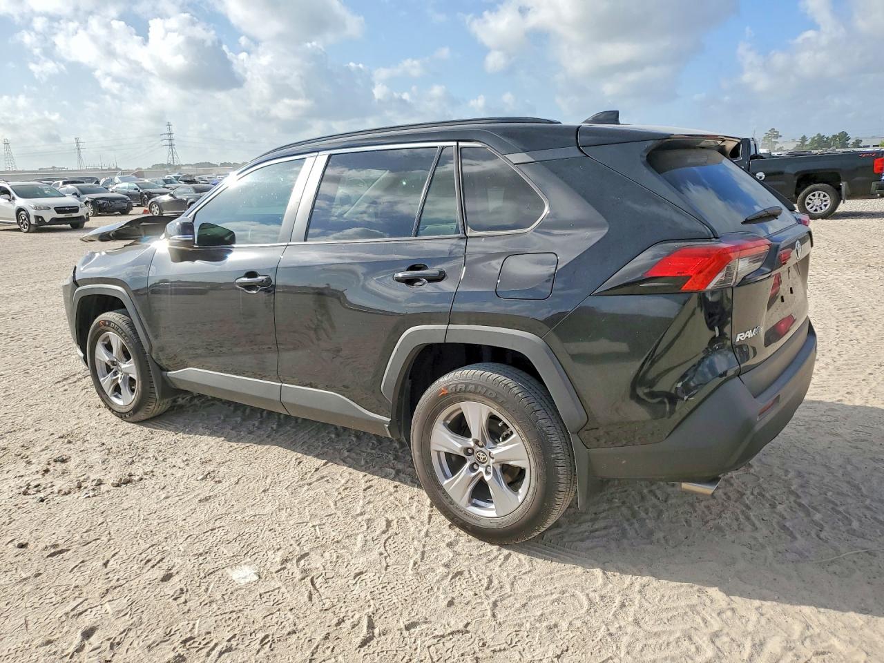 2025 TOYOTA RAV4 XLE — снимка 2