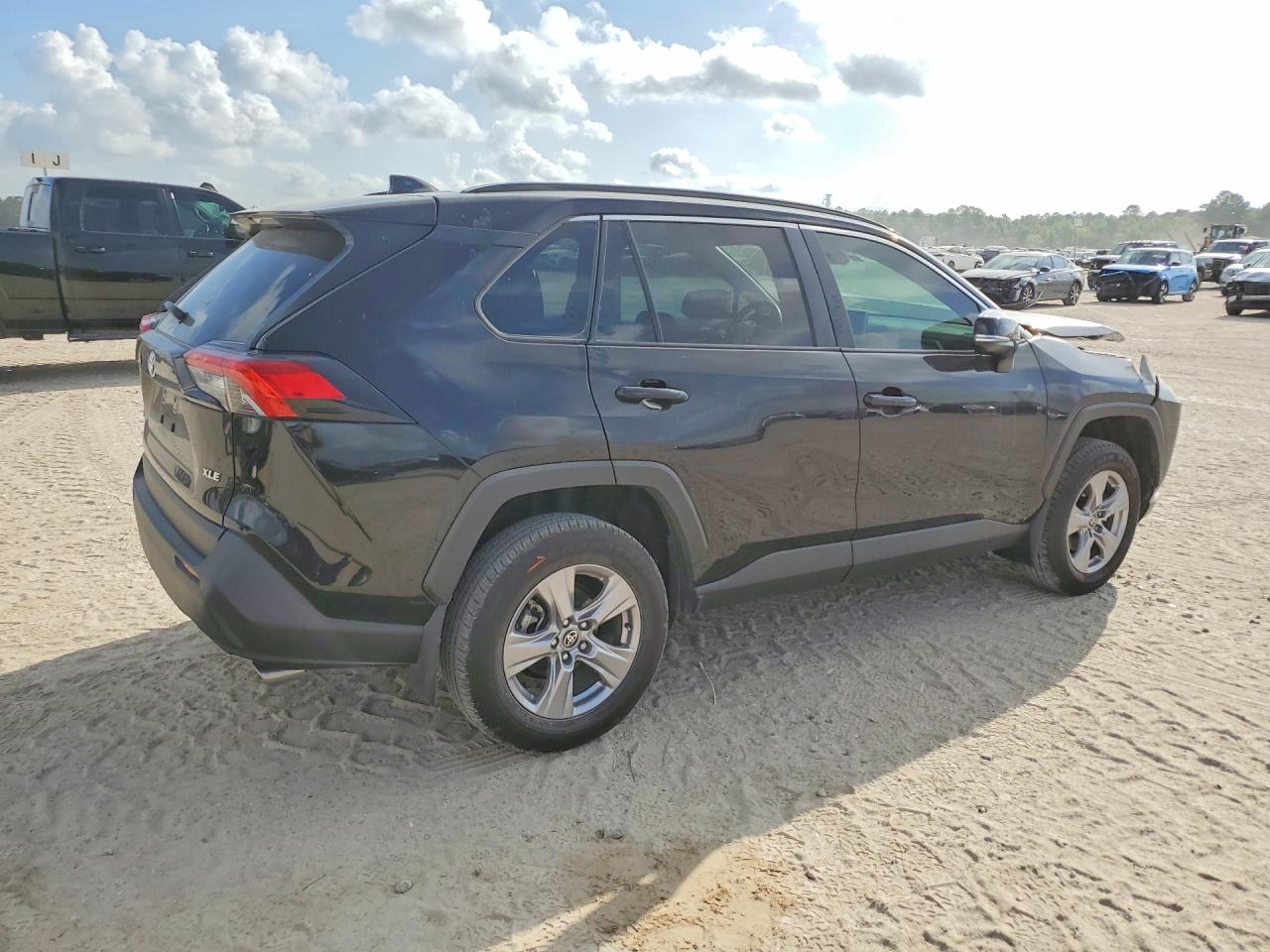 2025 TOYOTA RAV4 XLE — снимка 3