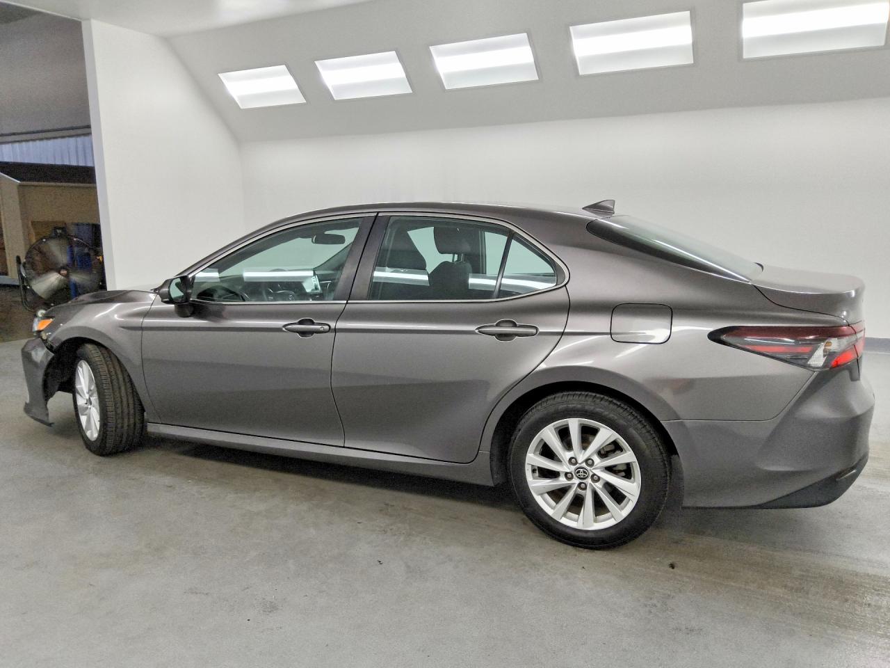 2022 TOYOTA CAMRY LE — снимка 2