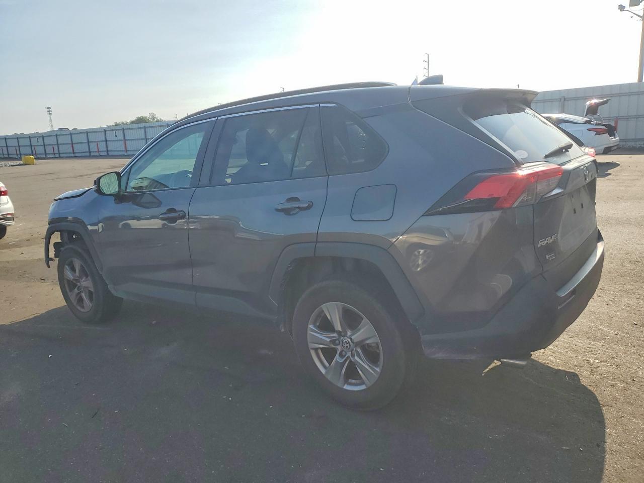 2022 TOYOTA RAV4 XLE — снимка 2