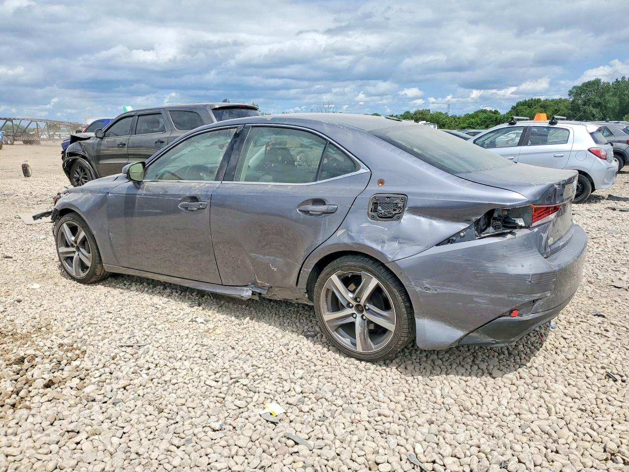 2017 LEXUS IS 300 — снимка 2