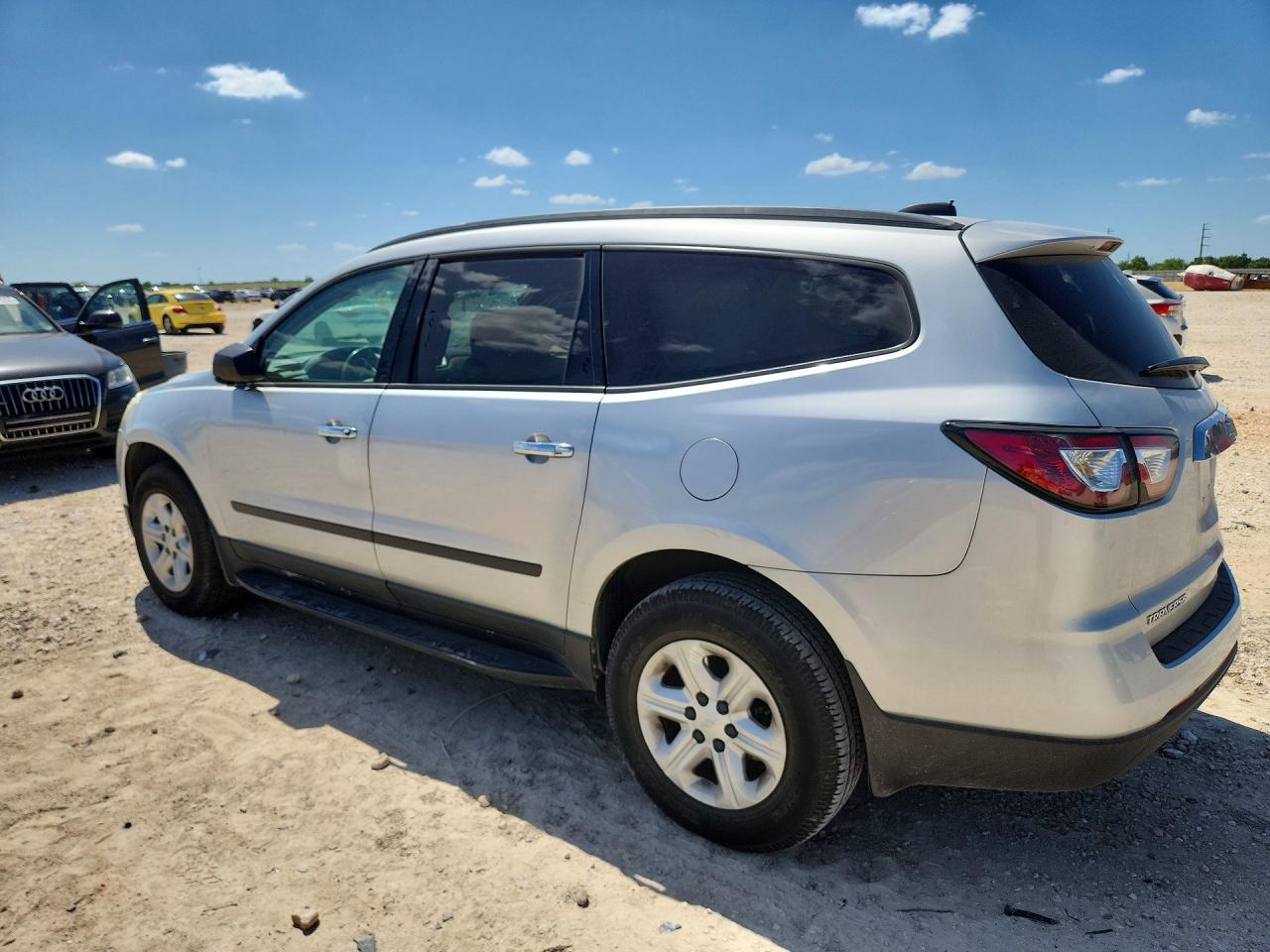 2017 CHEVROLET TRAVERSE LS — снимка 2