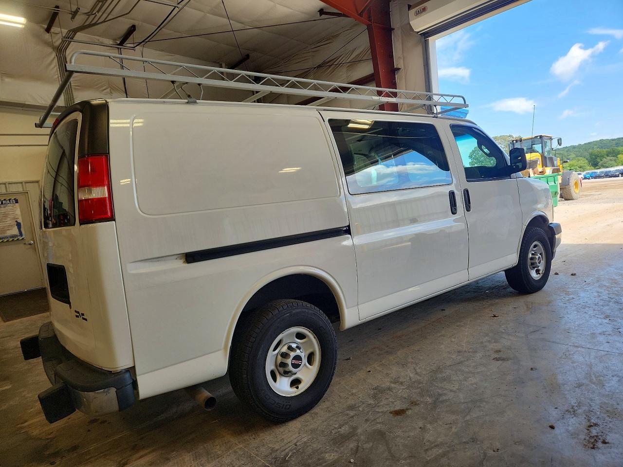 2017 GMC SAVANA G2500 — снимка 3