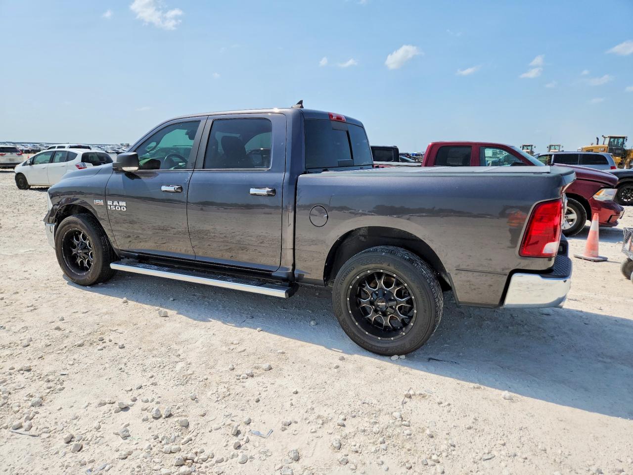 2016 RAM 1500 SLT — снимка 2