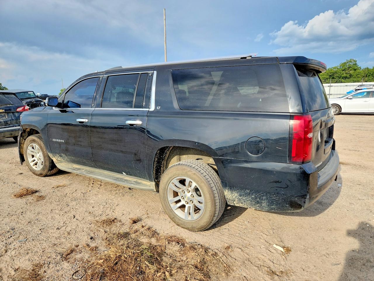 2015 CHEVROLET SUBURBAN C1500 LT — снимка 2