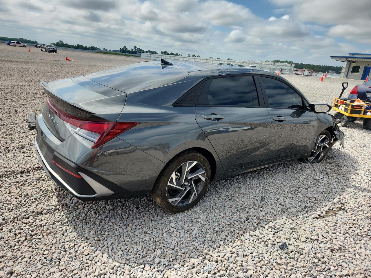 2025 HYUNDAI ELANTRA SEL SPORT — снимка 3